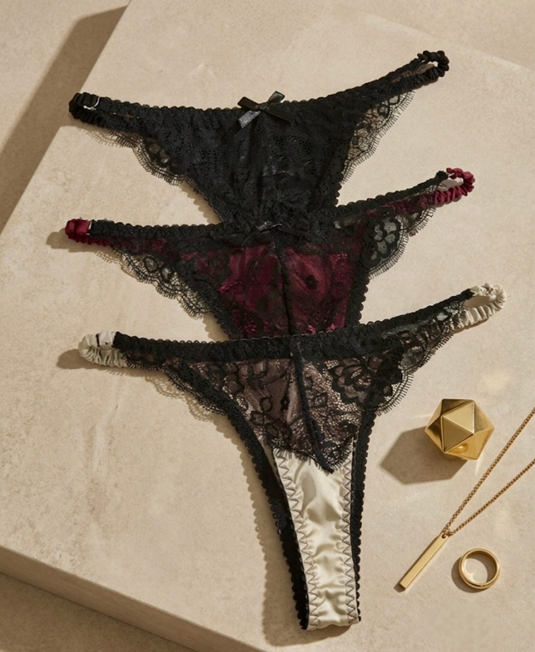 Tanga satin con encaje